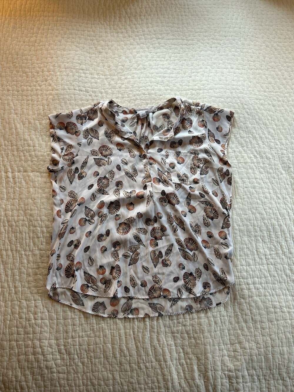 Liz Claiborne White Seashell Print Popover Sleeveless Blouse